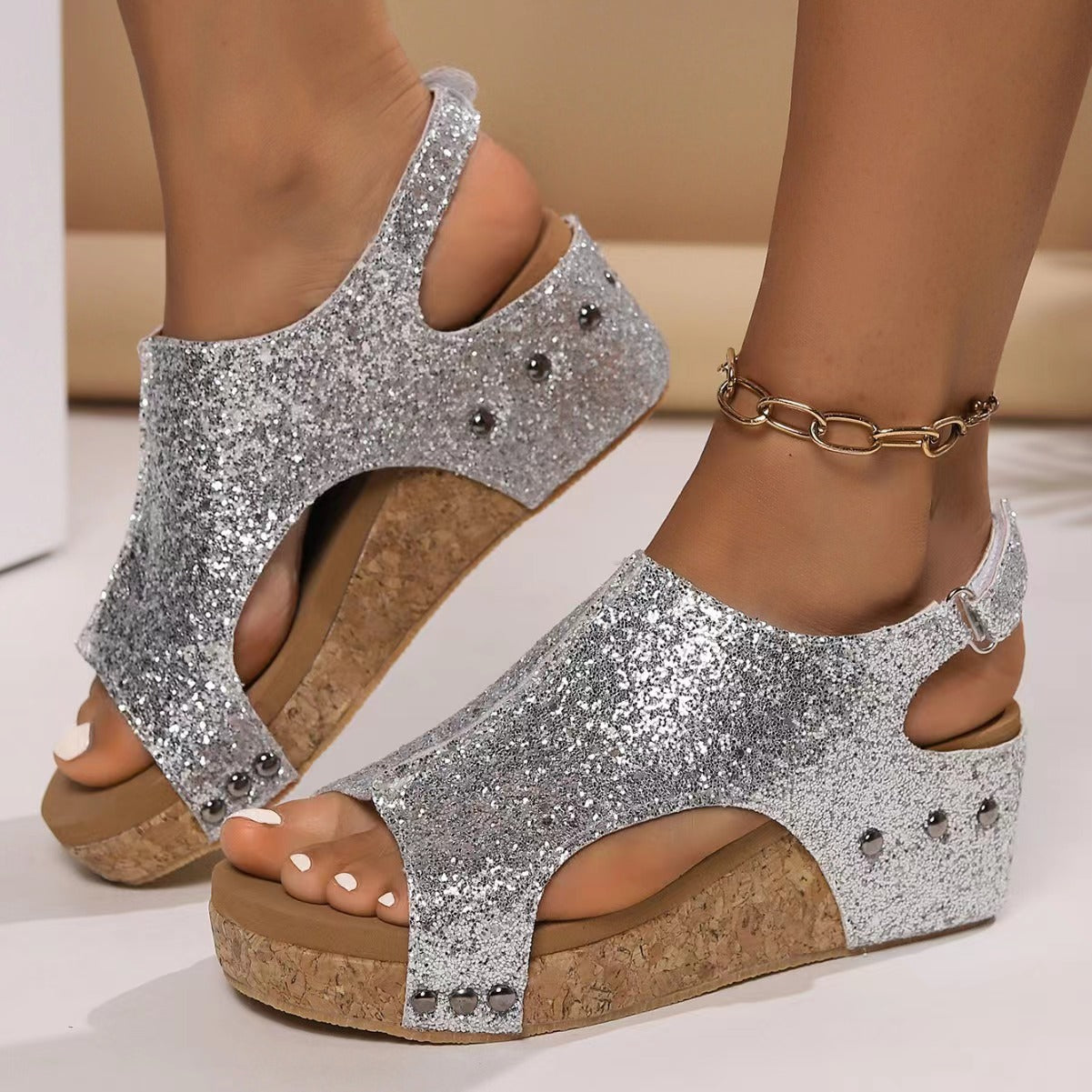 Zijaanzicht van de Briellae Keilsandalette met kurk-look