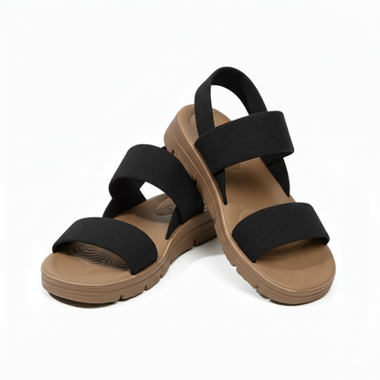 Model toont de flexibiliteit en het comfort van de sandalen