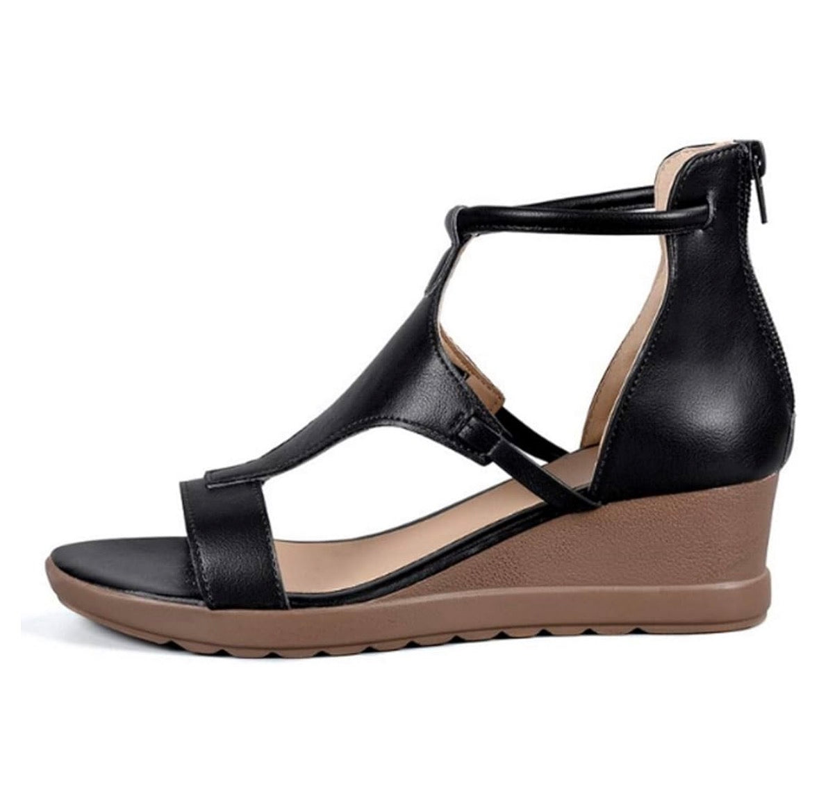 Model wandelt met Amara sandalen, toont de veelzijdigheid voor dagelijks gebruik.