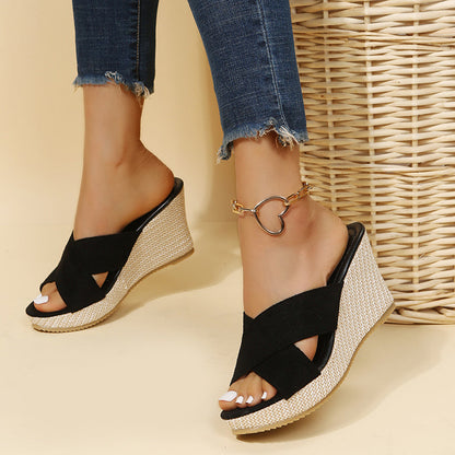 Vrouw lachend in beige Carla sandalen met sleehak op straat