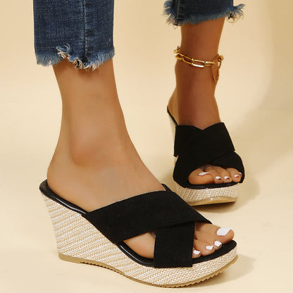 Voetaanzicht van beige Carla sandalen met sleehak