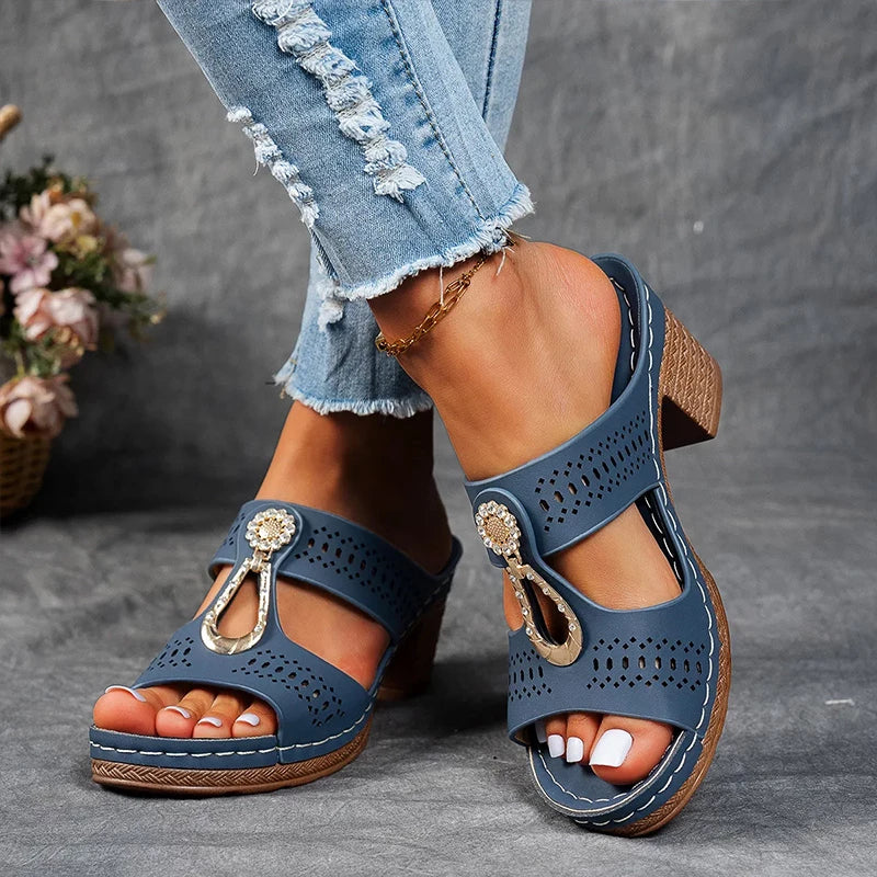 Verschillende kleuren Abby sandalen naast elkaar tentoongesteld.