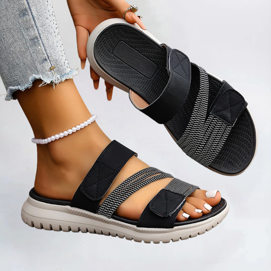 Marvella Comfort Sandalen in marineblauw aan de voeten van een vrouw