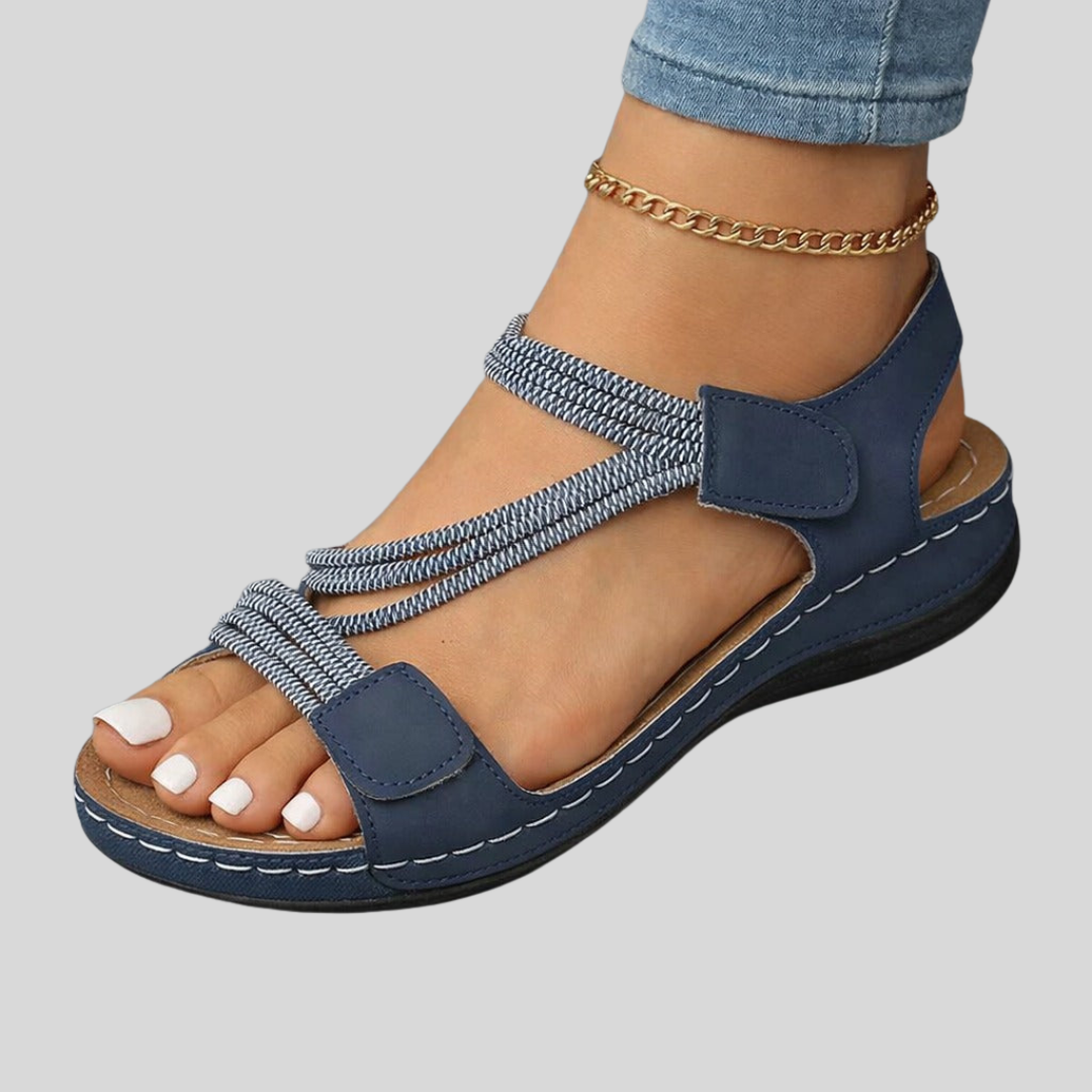 Model draagt roze Sarah orthopedische sandalen buitenshuis