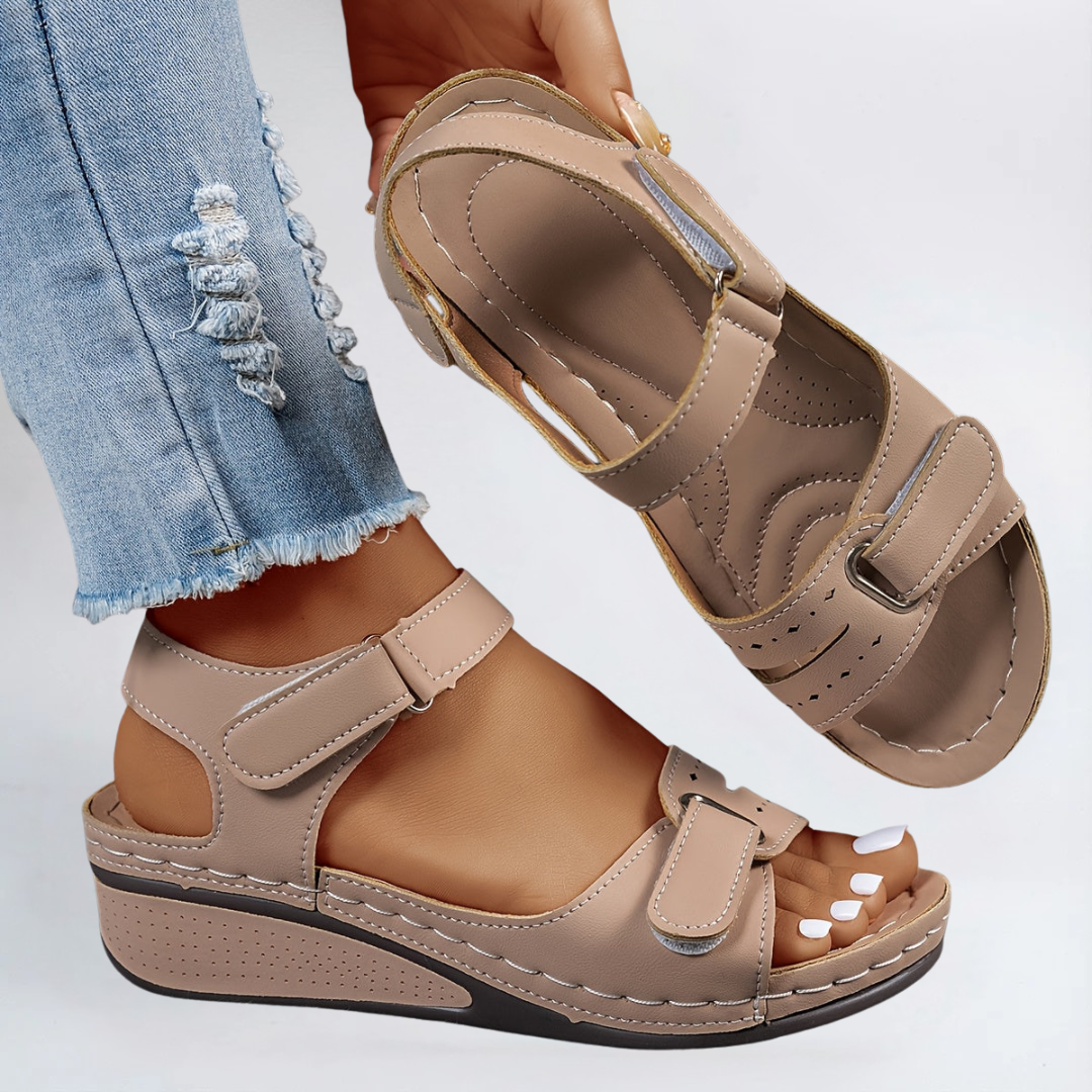 Diverse kleuren van de Margot orthopedische sandalen op een rij