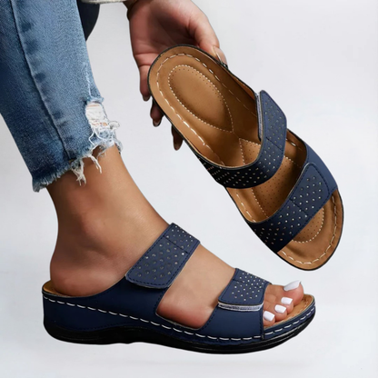 Bovenaanzicht van de Lynn Elegante Orthopedische Sandalen in wit, met focus op comfortabele pasvorm.
