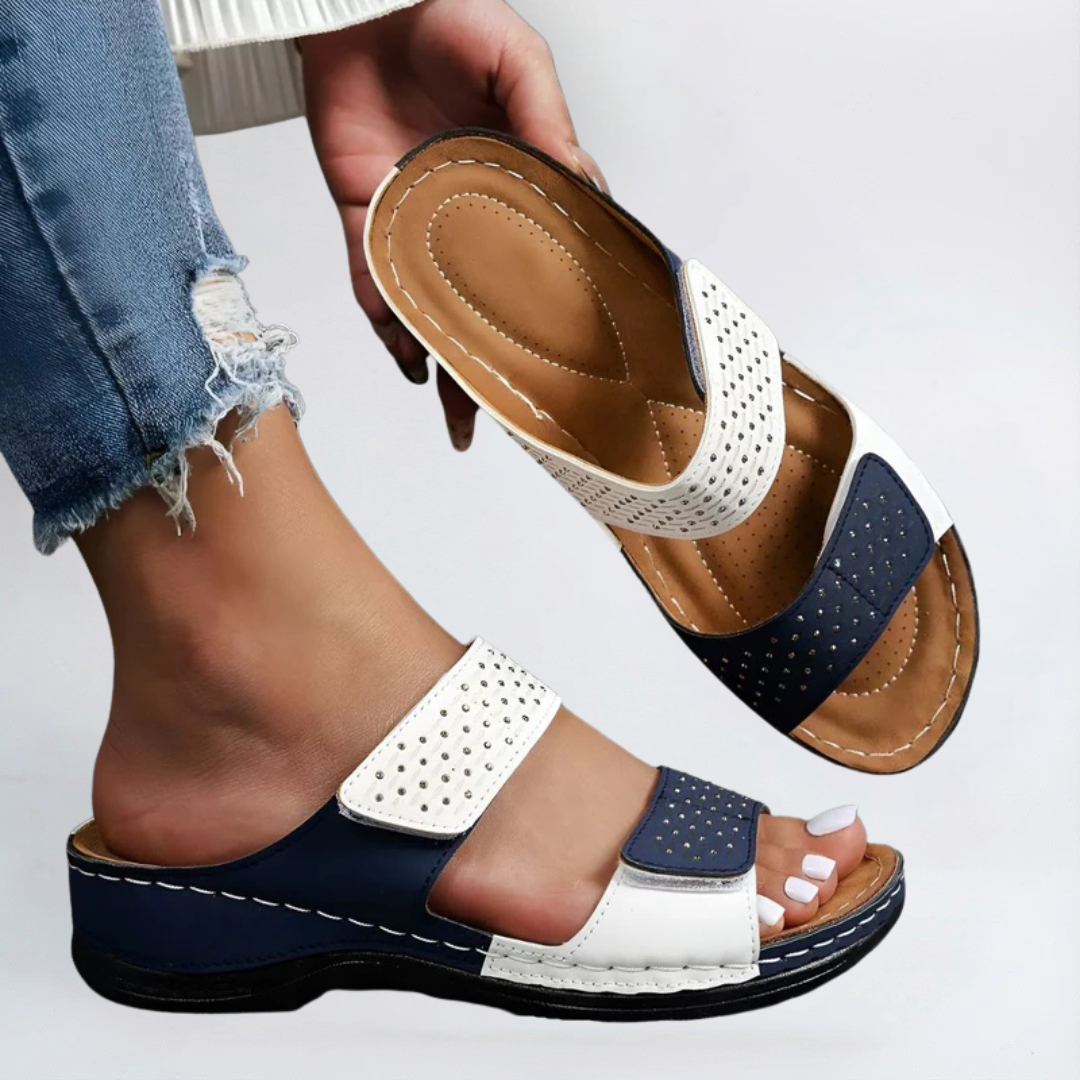 Close-up van de zool van de Lynn sandalen, toont de anti-slip textuur.