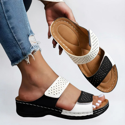 De Lynn Elegante Orthopedische Sandalen in actie tijdens een wandeling, benadrukt de bewegingsvrijheid.