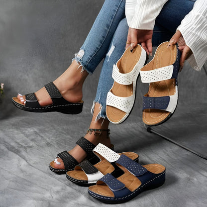 De zwarte Lynn Elegante Orthopedische Sandalen vanuit een lage hoek, benadrukt het elegante ontwerp.