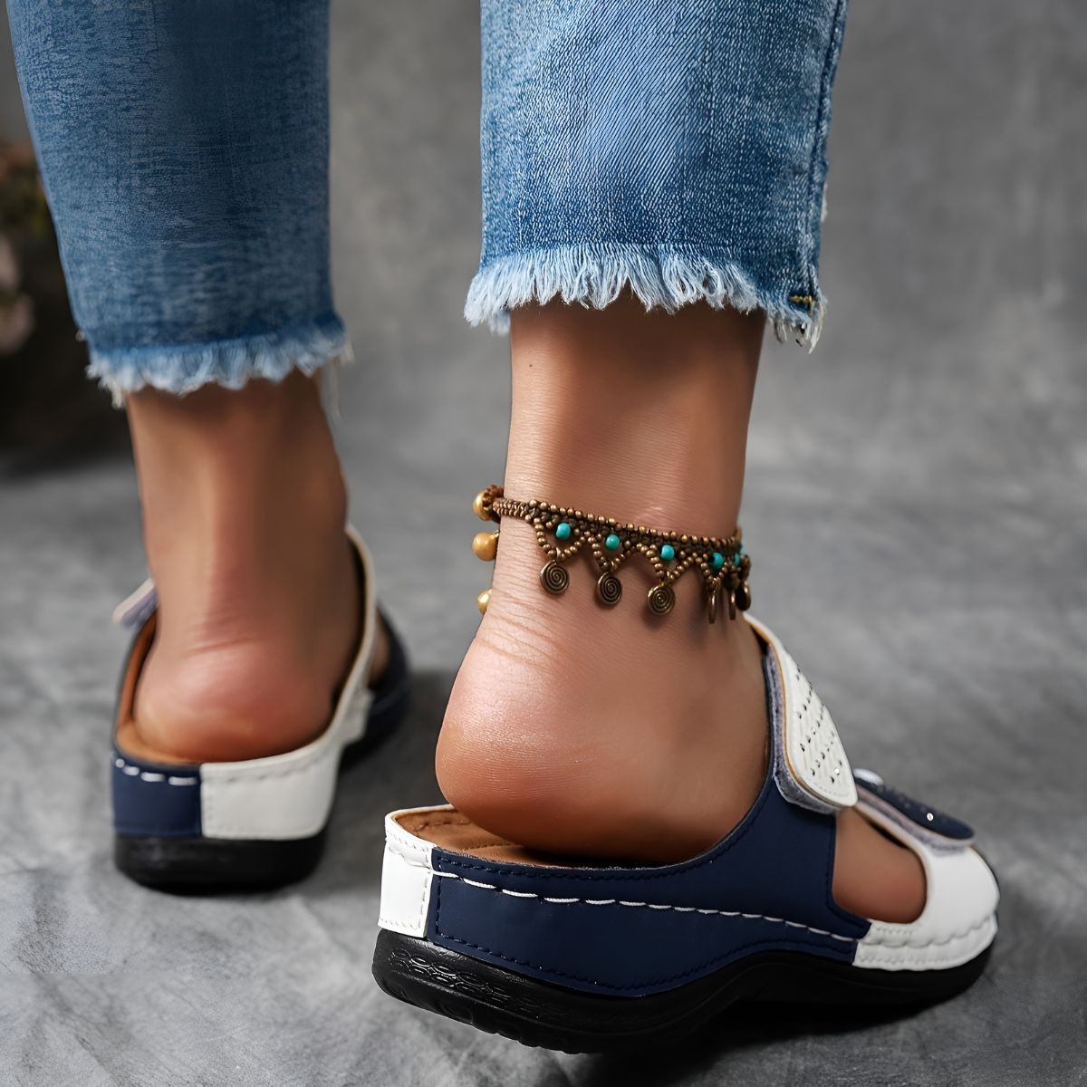 De Lynn Elegante Orthopedische Sandalen gedragen in een casual setting, comfort en stijl combinerend.