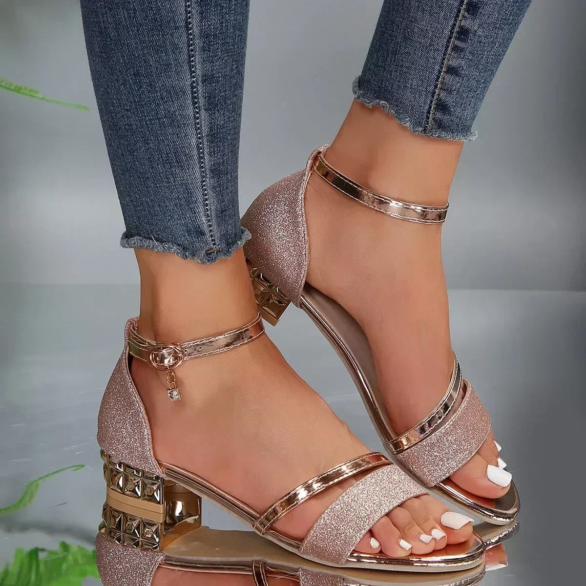 Model loopt in gouden Ariel Comfort Sandalen, volledige outfit