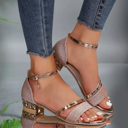 Model loopt in gouden Ariel Comfort Sandalen, volledige outfit