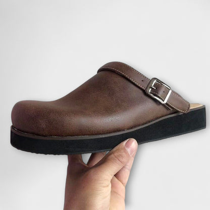 Zwarte Carleah sandalen aan een voet, van schuin boven