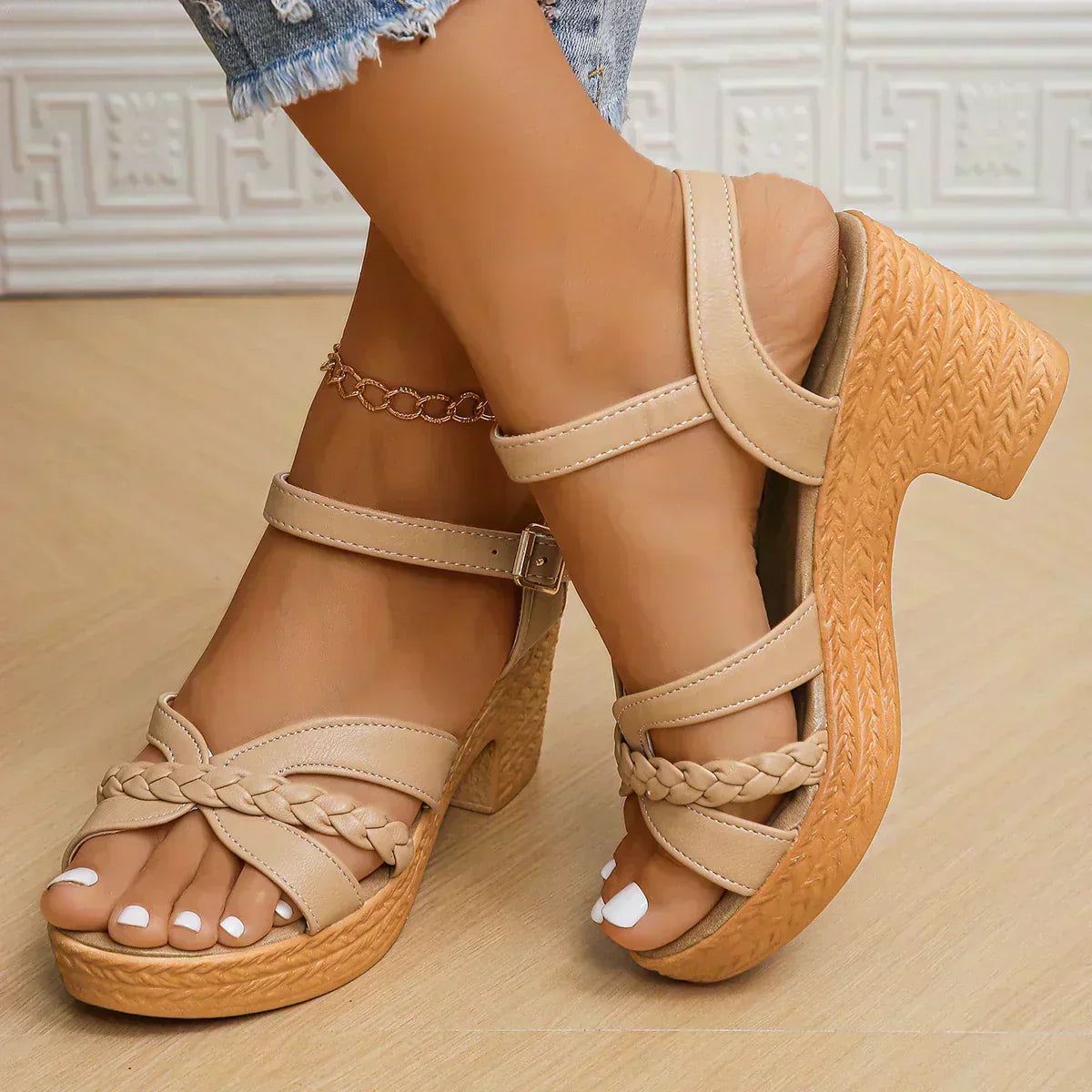 Vrouw loopt met Demi sandalen op klinkers