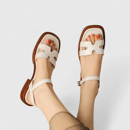 Vera elegante platte sandalen zwart aan voet van model, bovenaanzicht