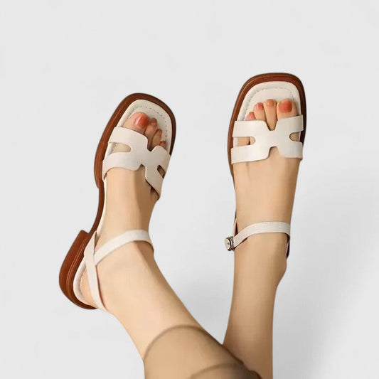 Vera elegante platte sandalen zwart aan voet van model, bovenaanzicht