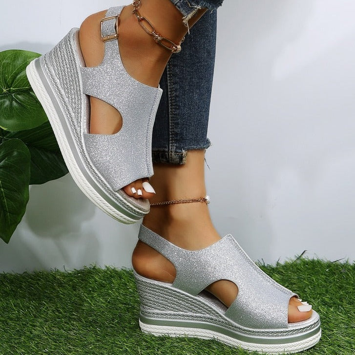 Model zit met Maeve zilveren keilsandalen, perfect voor een ontspannen middag