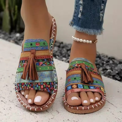 Persoon draagt Alana sandalen tijdens een wandeling, focus op het kleurrijke design
