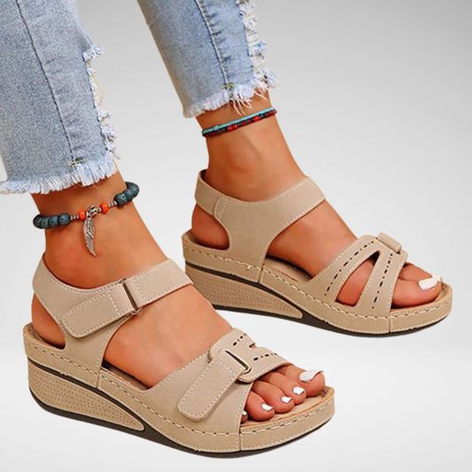 Vrouw draagt Helene Comfort Sandalen, toont casual stijl