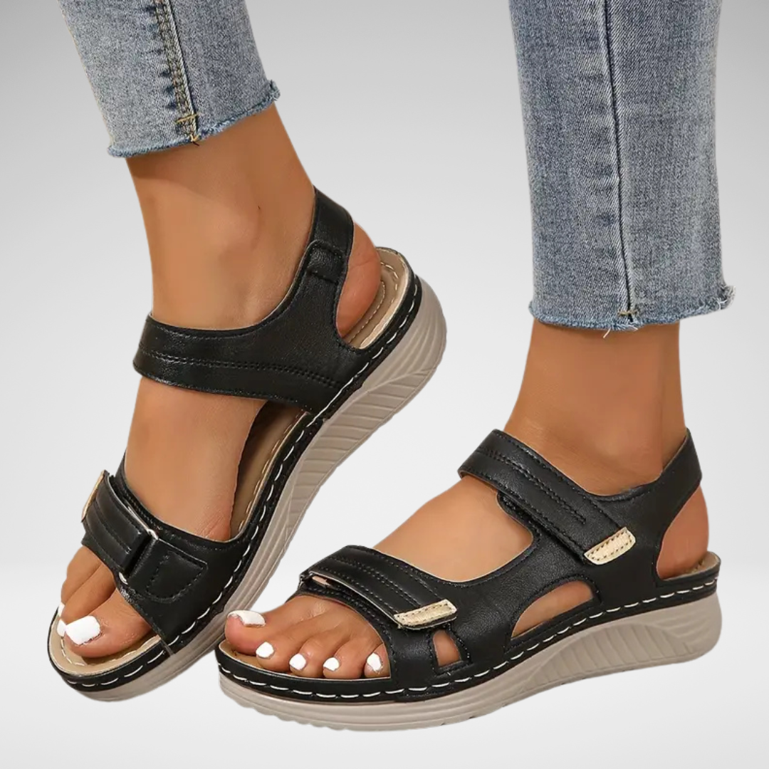 Vrouw die Randy orthopedische sandalen draagt en comfortabel loopt