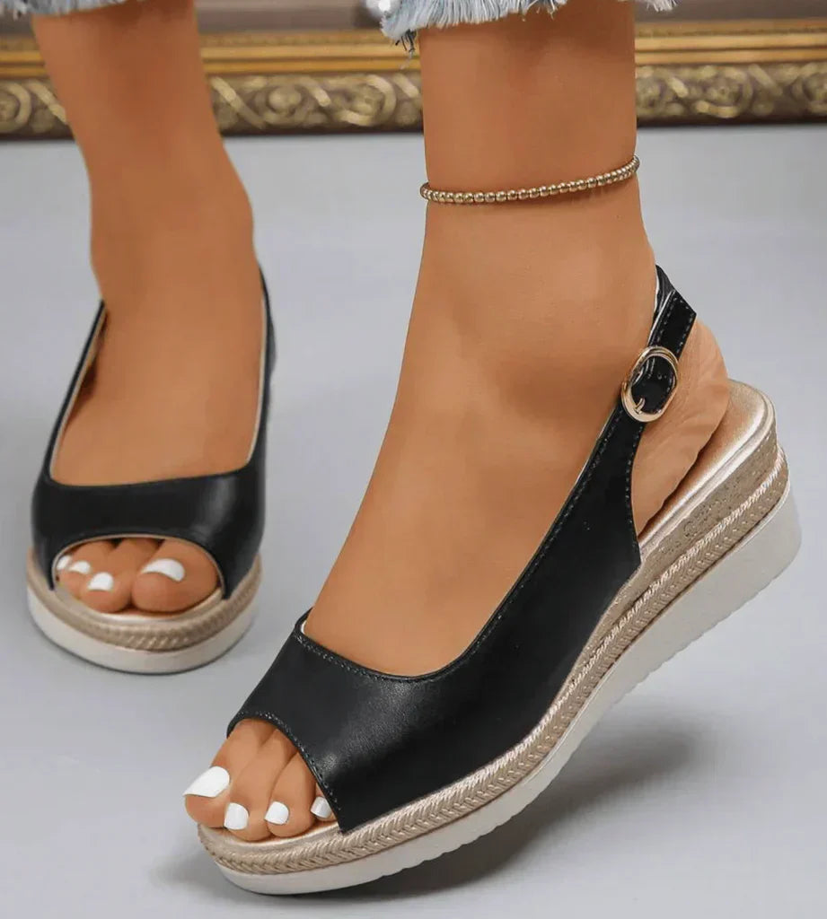 Bovenaanzicht van grijze Ange sandalen op een terrastegel, met zicht op de espadrille-rand.