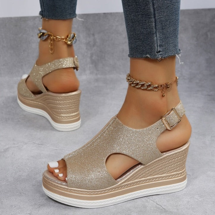Verschillende lifestyle shots van de Maeve sandalen in zilver en goud