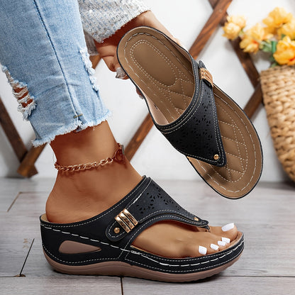 Groep mensen die verschillende kleuren Wendy sandalen dragen bij een buitenactiviteit