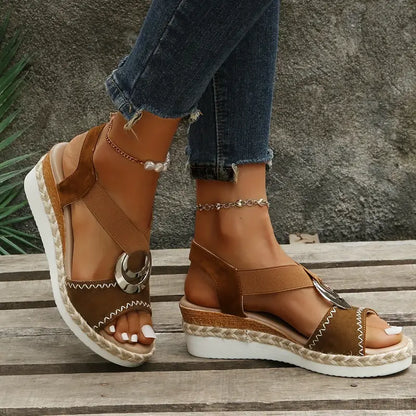 Vrouw staand in park met Myla sandalen, focus op detail