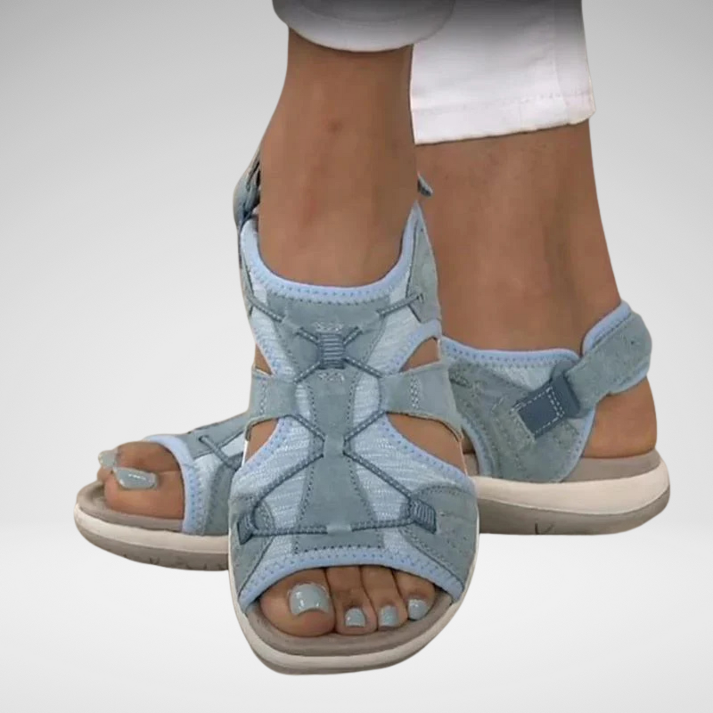 Vrouwen dragen Ursula Orthopedische Sandalen in het blauw, met focus op comfort en stijl.