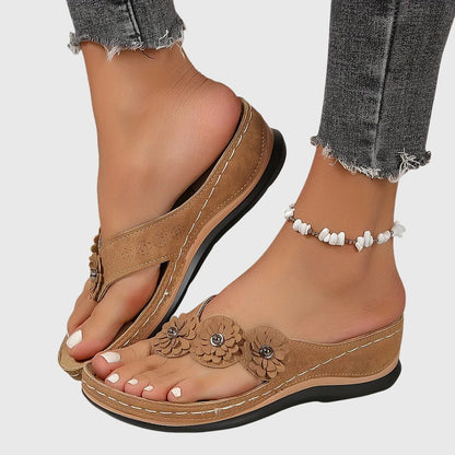 Bovenaanzicht van roze Alexis™ orthopedische teenslippers op een lichte ondergrond