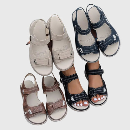 Model draagt Emery sandalen tijdens een wandeling