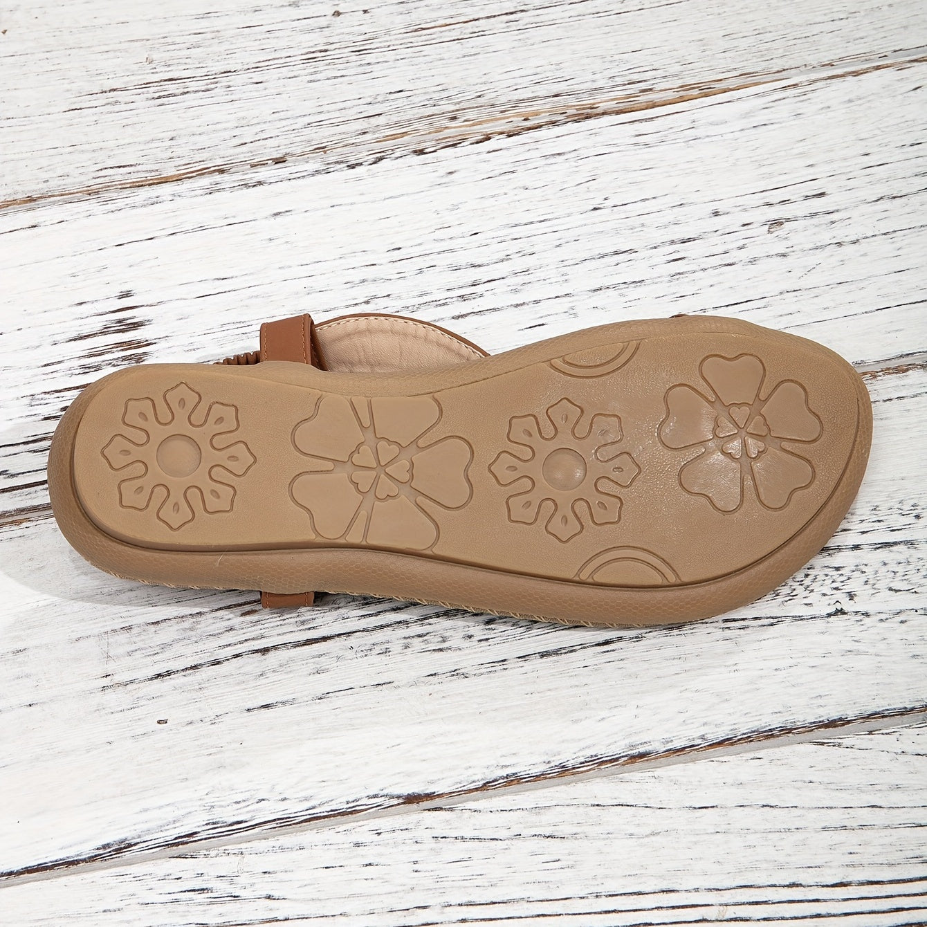 Vrouw met de blauwe Isola sandalen op een terras, comfortabele zomerse look