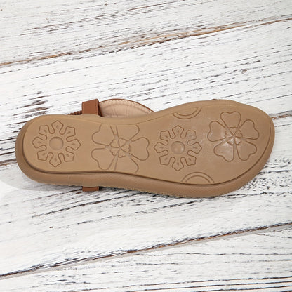 Vrouw met de blauwe Isola sandalen op een terras, comfortabele zomerse look
