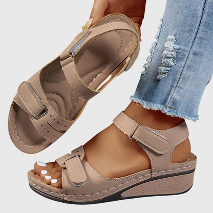 Elegant model draagt Crystal Orthopedische Sandalen
