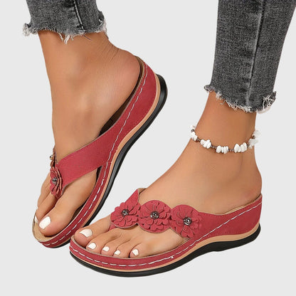Gedetailleerde close-up van de zool en bandjes van een donkerbruine Alexis™ teenslipper