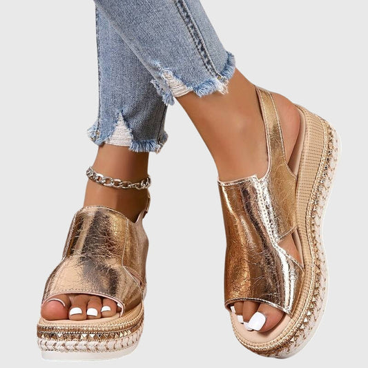 Model met Veronica orthopedische sandalen in goud, vooraanzicht