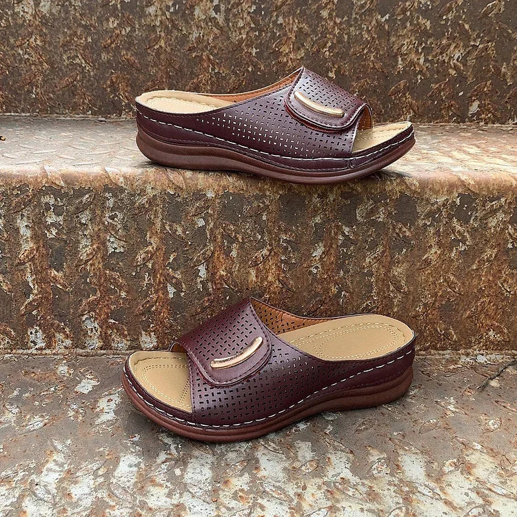 Model toont de flexibiliteit en het comfort van de Joanna sandalen