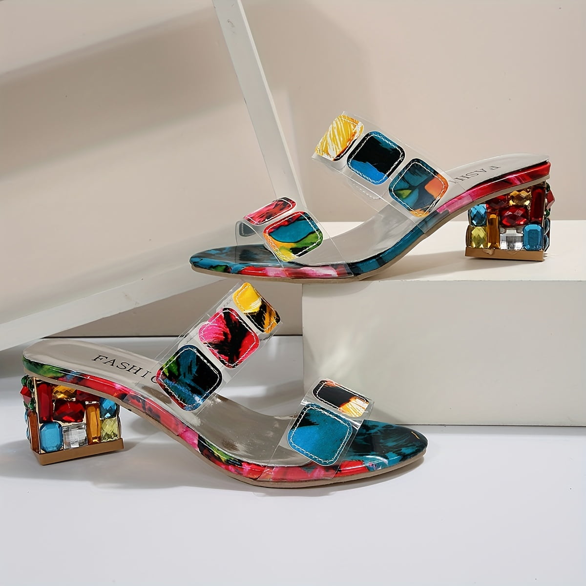 Vrouw staand in Gia sandalen, comfortabel en stijlvol