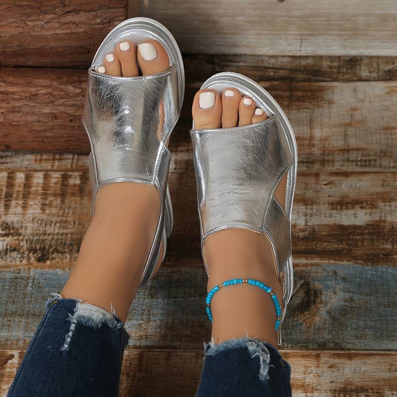 Close-up van de zool van de Teana sandaal, met textuur voor grip