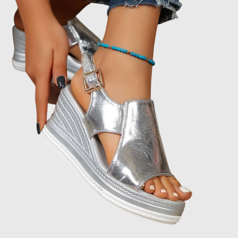 Model draagt zilveren Veronica orthopedische sandalen, volledige outfit