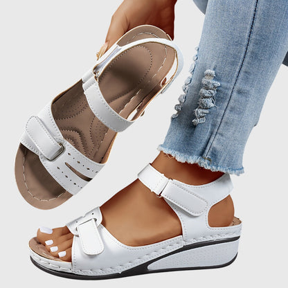 Voeten in de Crystal Orthopedische Sandalen met focus op pasvorm