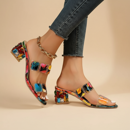 Vrouwenbenen in roze Gia sandalen met kleurblokken