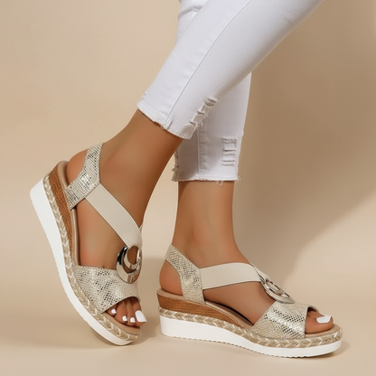 Vrouwenbenen met Myla elegante plateausandalen aan