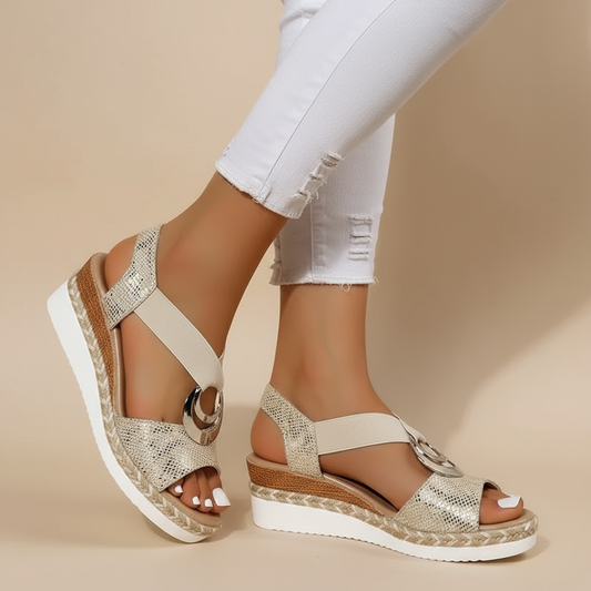 Vrouwenbenen met Myla elegante plateausandalen aan