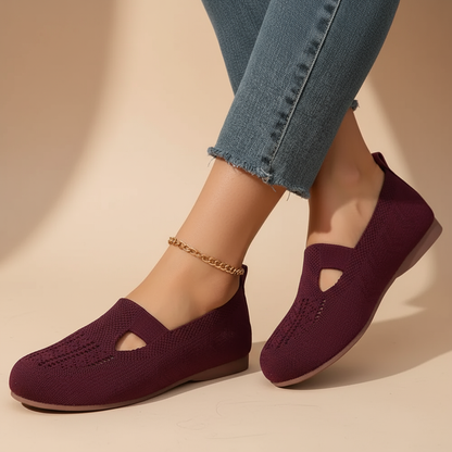 Vrouwenvoeten in Fiona ergonomische sandalen op een natuurlijke ondergrond