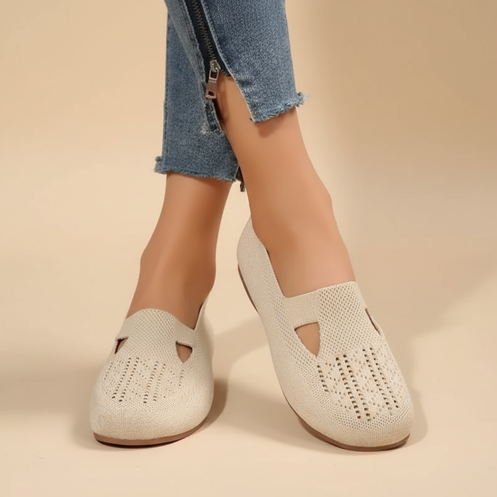 Bovenkant van de Darcy sandaal, toont het ademende mesh en slip-on design.