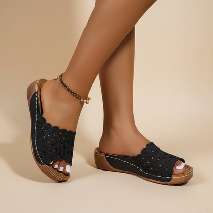 Model draagt Delilah sandalen in een casual setting