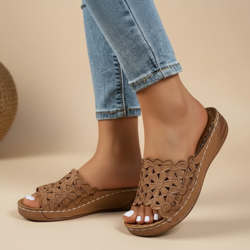 Detail van bloemenuitgesneden patroon op Delilah sandalen