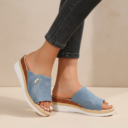 Zijaanzicht van Talia ergonomische sandaal in blauwe denim stof.