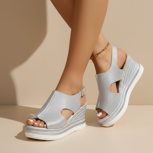 Model draagt Maeve zilveren keilsandalen in een casual setting